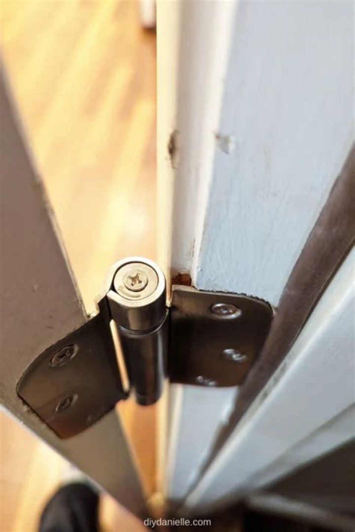 How does a self closing door work