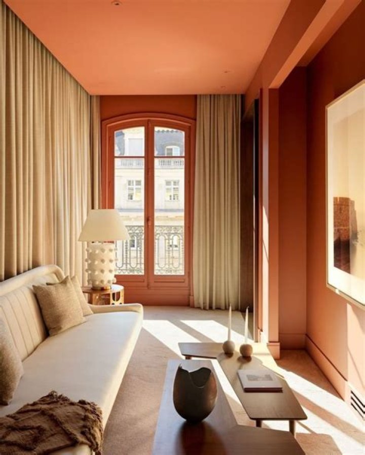 What colors go with apricot walls
