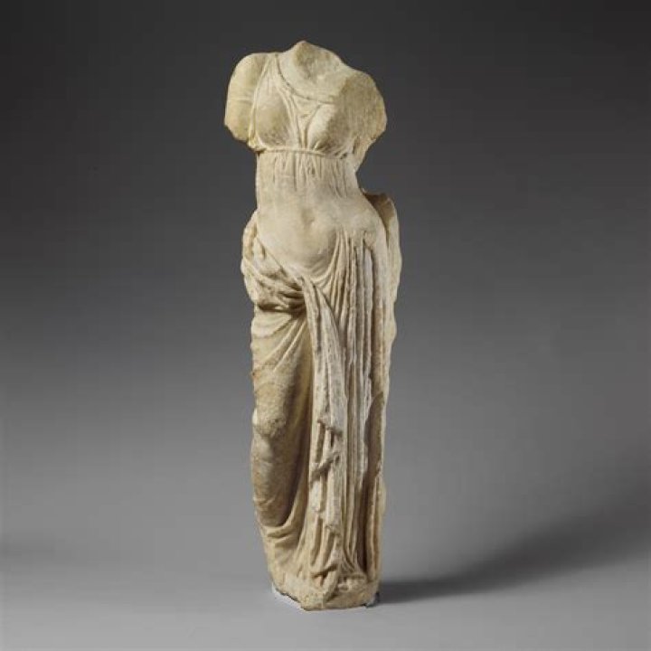 What happened to Aphrodites arms