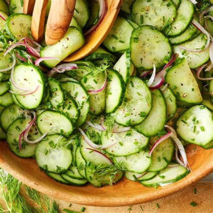 What leaves can be used in salads